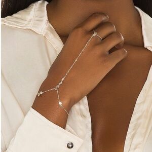 COPY - LILI CLASPE HAND CHAIN IN GOLD